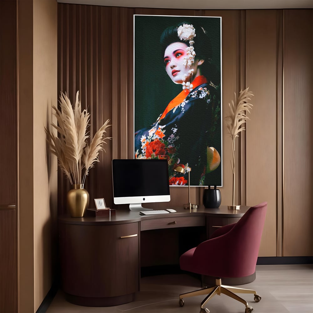 Tablou canvas cu tablou portret gheisa japoneza, in rama de aluminiu argintiu, pe perete intr-un birou